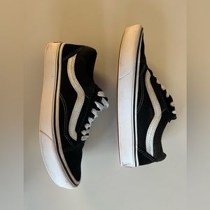 Classic Vans 🤍🖤